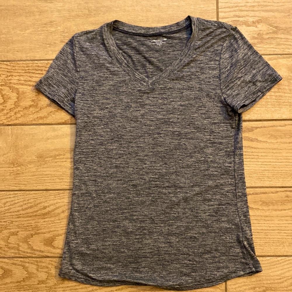 Active performance women’s gray v-neck short sleeve T shirt size Small